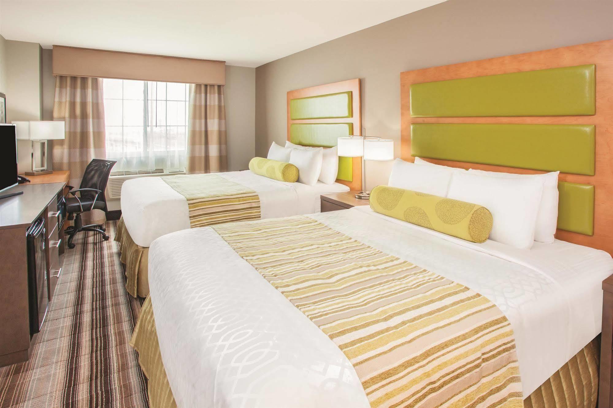 La Quinta Inn & Suites Far Rockaway - Beach Hotel New York Exterior photo