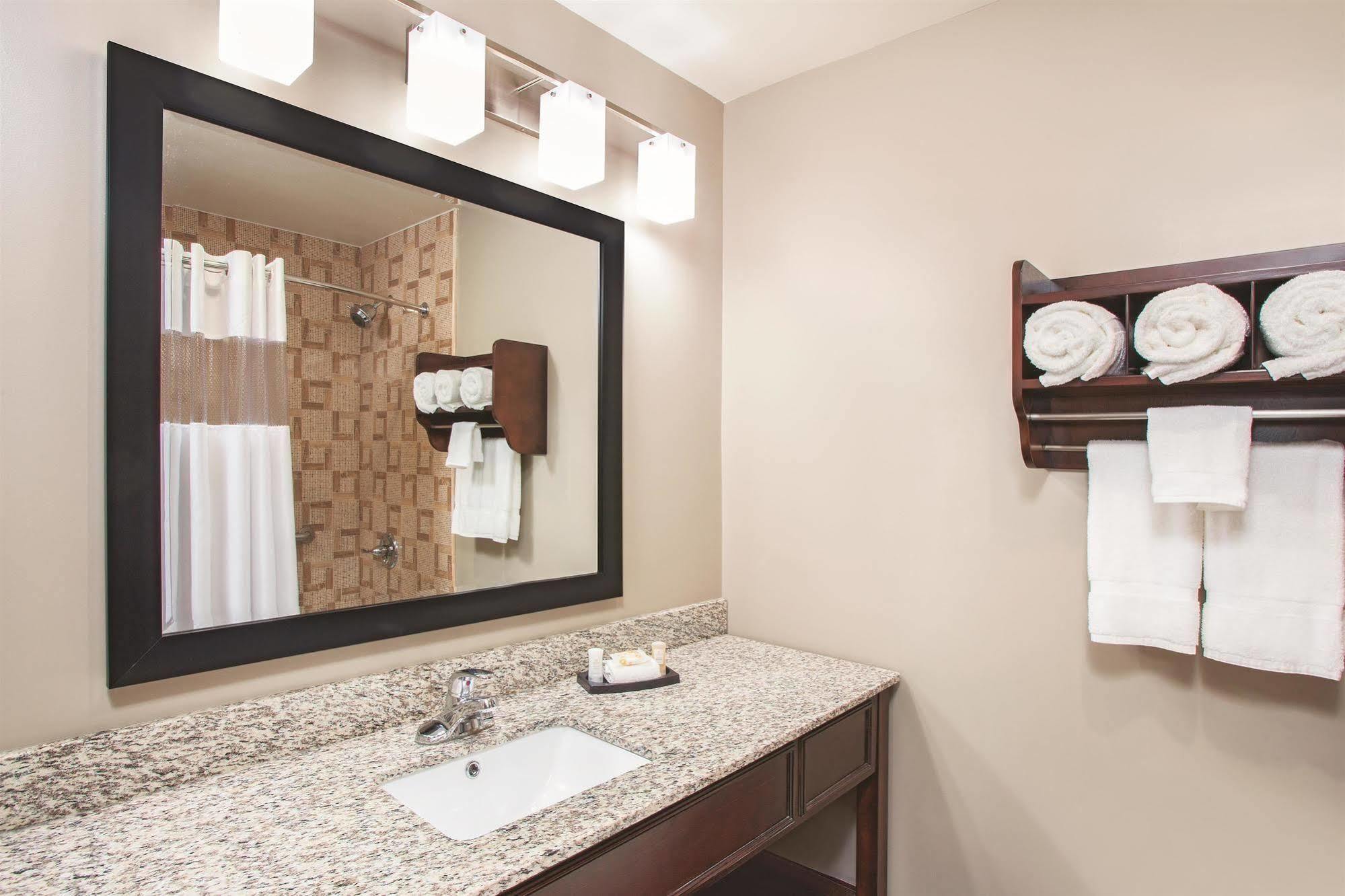La Quinta Inn & Suites Far Rockaway - Beach Hotel New York Exterior photo