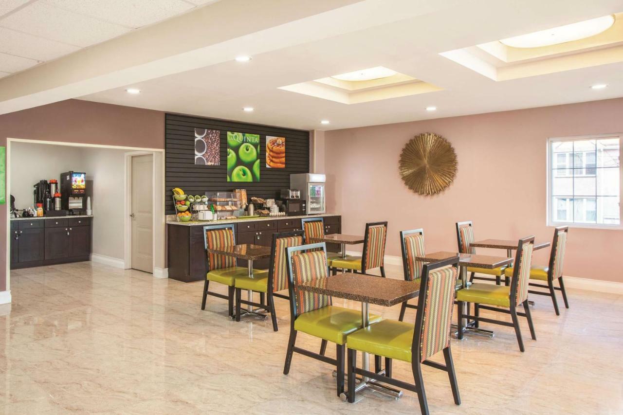 La Quinta Inn & Suites Far Rockaway - Beach Hotel New York Exterior photo